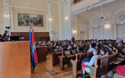 Simpozion dedicat Zilei Europei, Zilei Victoriei și Zilei Independenței României, organizat în Sala Mare a Primăriei Oradea
