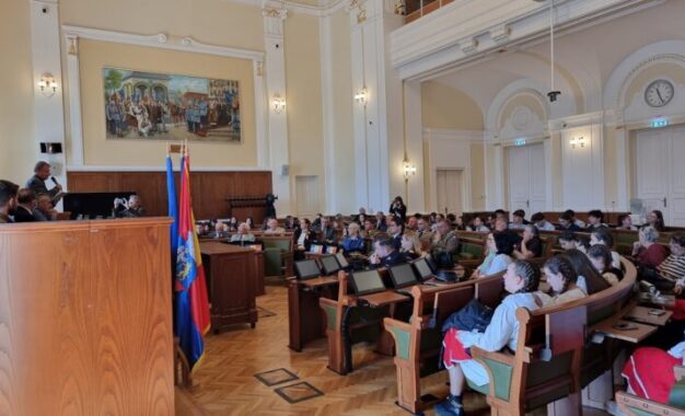 Simpozion dedicat Zilei Europei, Zilei Victoriei și Zilei Independenței României, organizat în Sala Mare a Primăriei Oradea